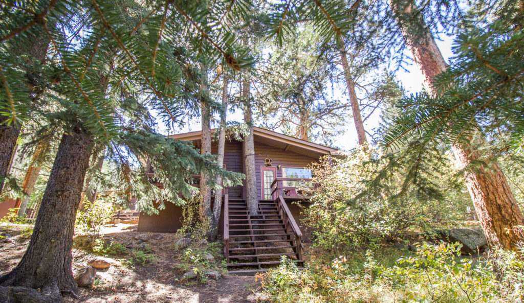 Castle Mountain Lodge cabins near Rocky Mountain National Park entrance